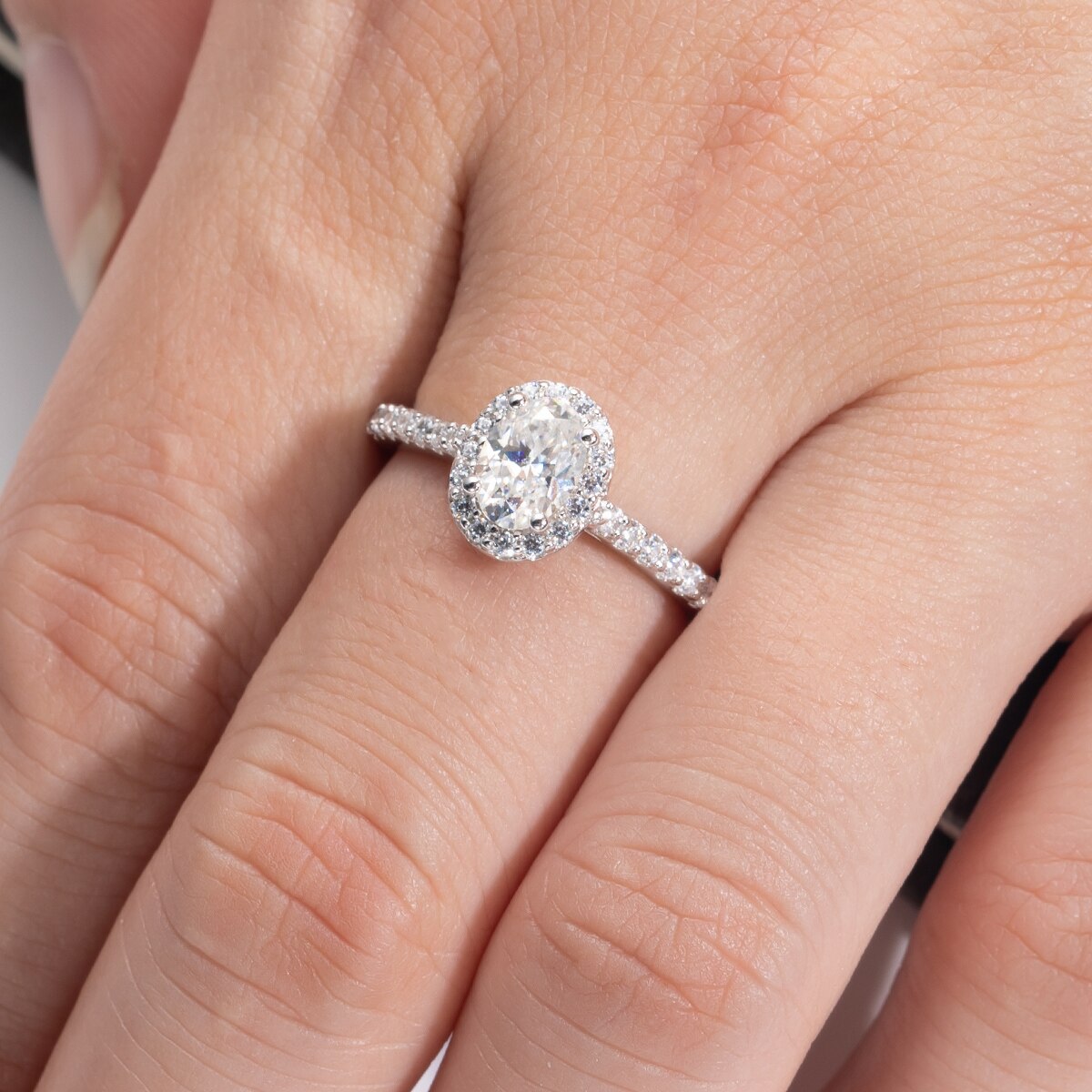 Anel Oval Slim Moissanite Cravejado - Loratta